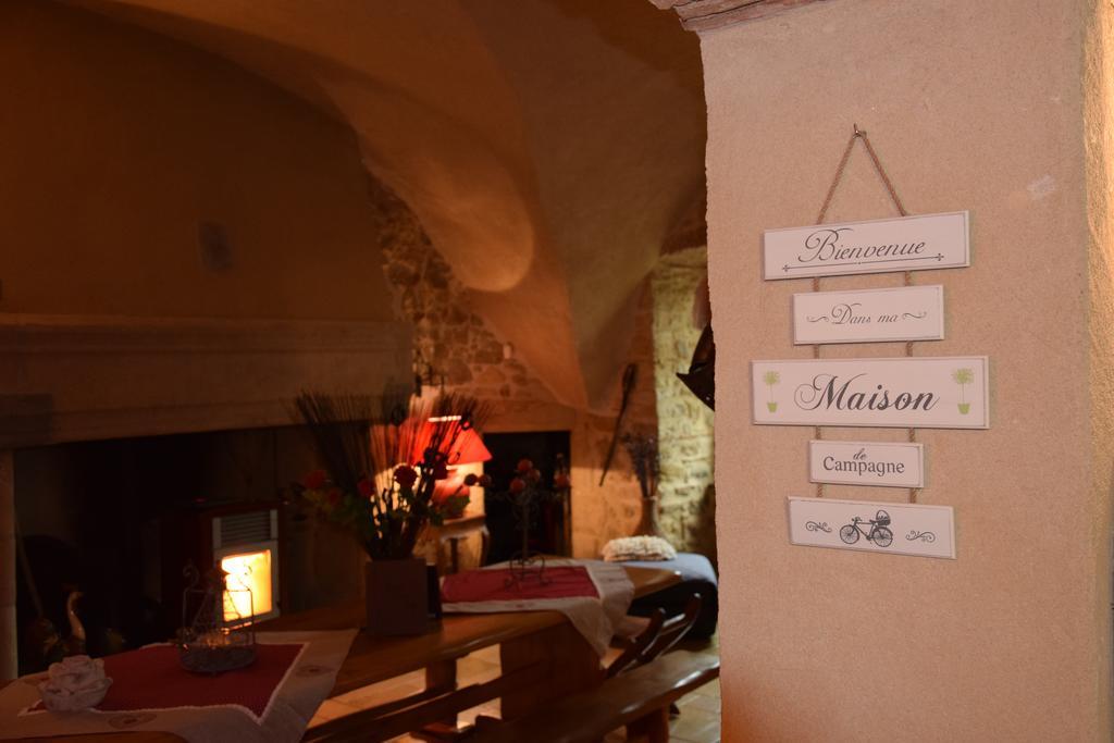 Chateau Des Aiguilles Saint-Remy-de-Chargnat Bagian luar foto