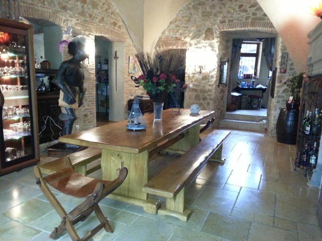 Chateau Des Aiguilles Saint-Remy-de-Chargnat Bagian luar foto