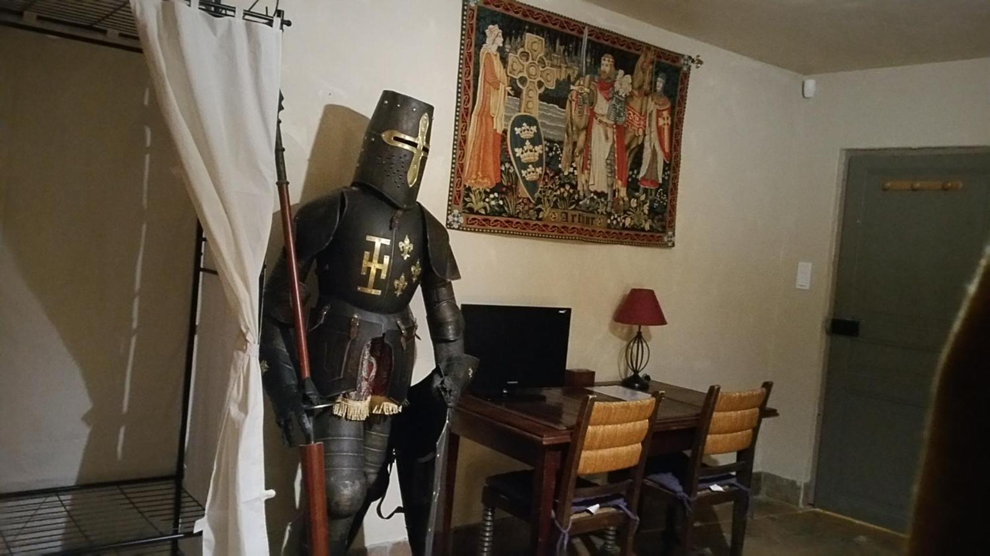 Chateau Des Aiguilles Saint-Remy-de-Chargnat Ruang foto