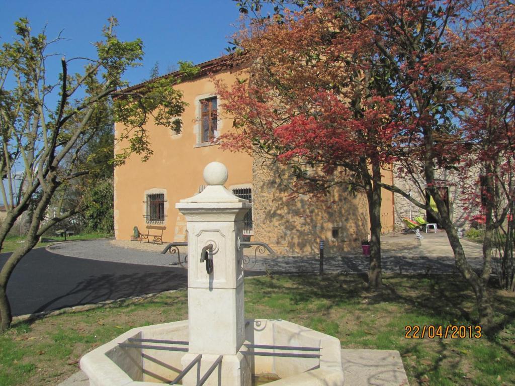 Chateau Des Aiguilles Saint-Remy-de-Chargnat Bagian luar foto