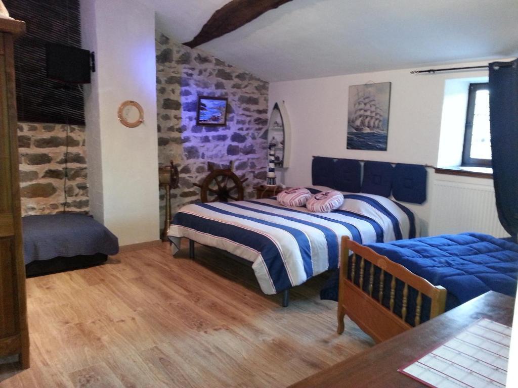 Chateau Des Aiguilles Saint-Remy-de-Chargnat Ruang foto